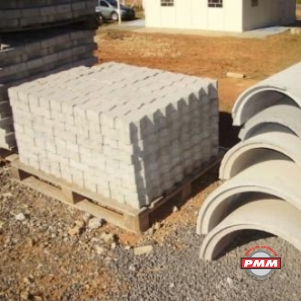 Calhas e peças de concreto no pátio