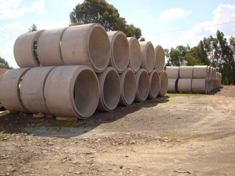 Tubos de concreto empilhados no pátio